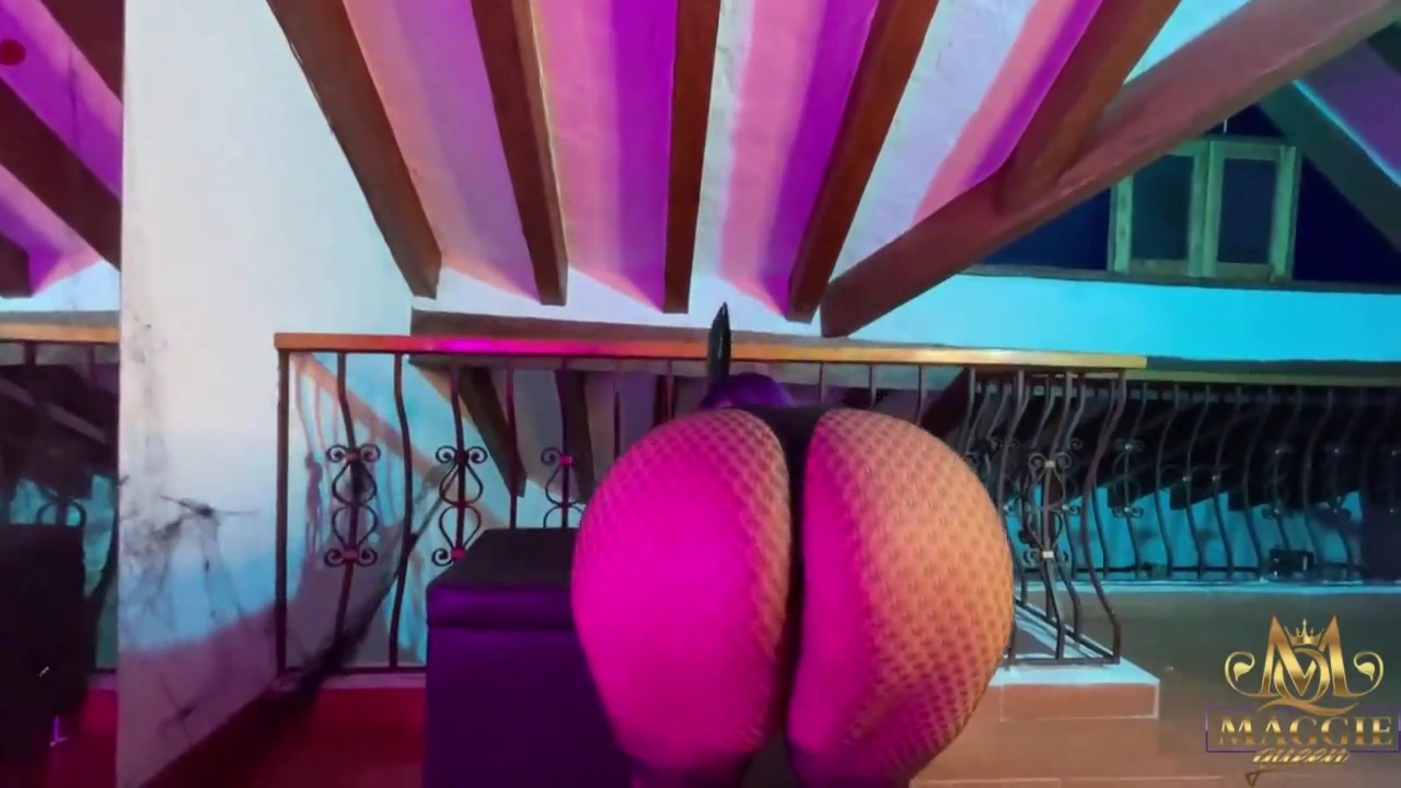 大きな胸を持つバニーがあなたのペニスにオーラルプレジャーを与えます。 porn video